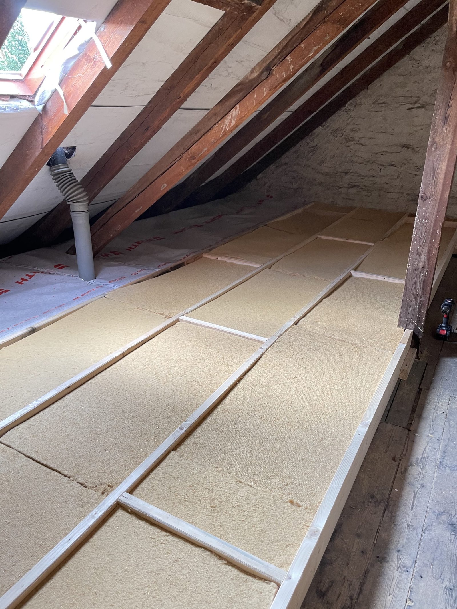 Dachschräge mit zwischen den Sparren eingebauter STEICOflex-Dämmung.