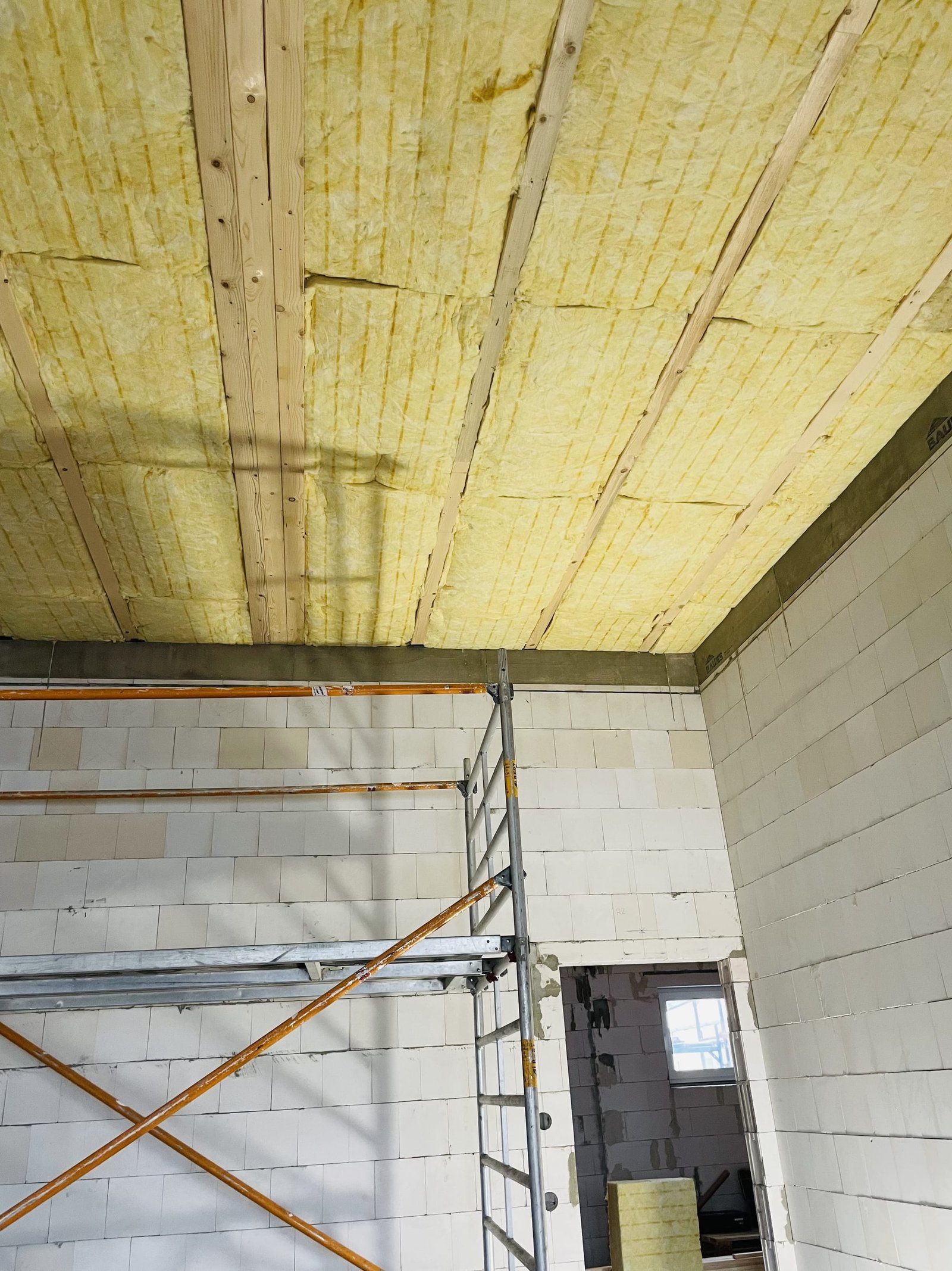 Holzbalkendecke dämmen: 240 mm Dämmung zwischen den Balken
